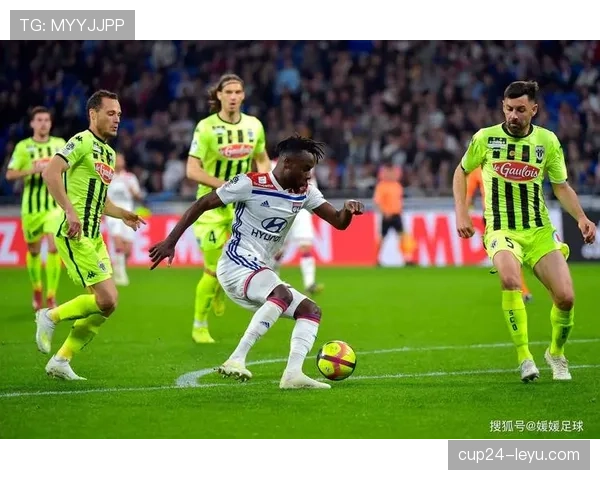 里尔足球队攻防兼备战术显成效，战绩稳步攀升引关注