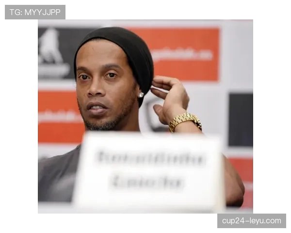 罗纳尔迪尼奥居然出现在那个豪宅派对,平时笑得那么疯,这次倒挺安静… 罗纳尔迪尼奥居然出现在那个豪宅派对,平时笑得那么疯,这次倒挺安静…